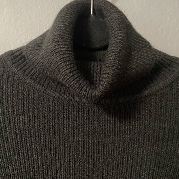 H&M Divided Turtle Neck Long Sleeves Ribbed Knit Cropped Sweater. Size X-Small - Picture 4 of 7